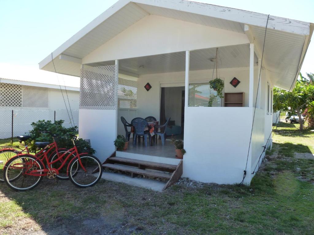 ein Haus mit zwei Fahrrädern davor geparkt in der Unterkunft Farehani 2 in Avatoru