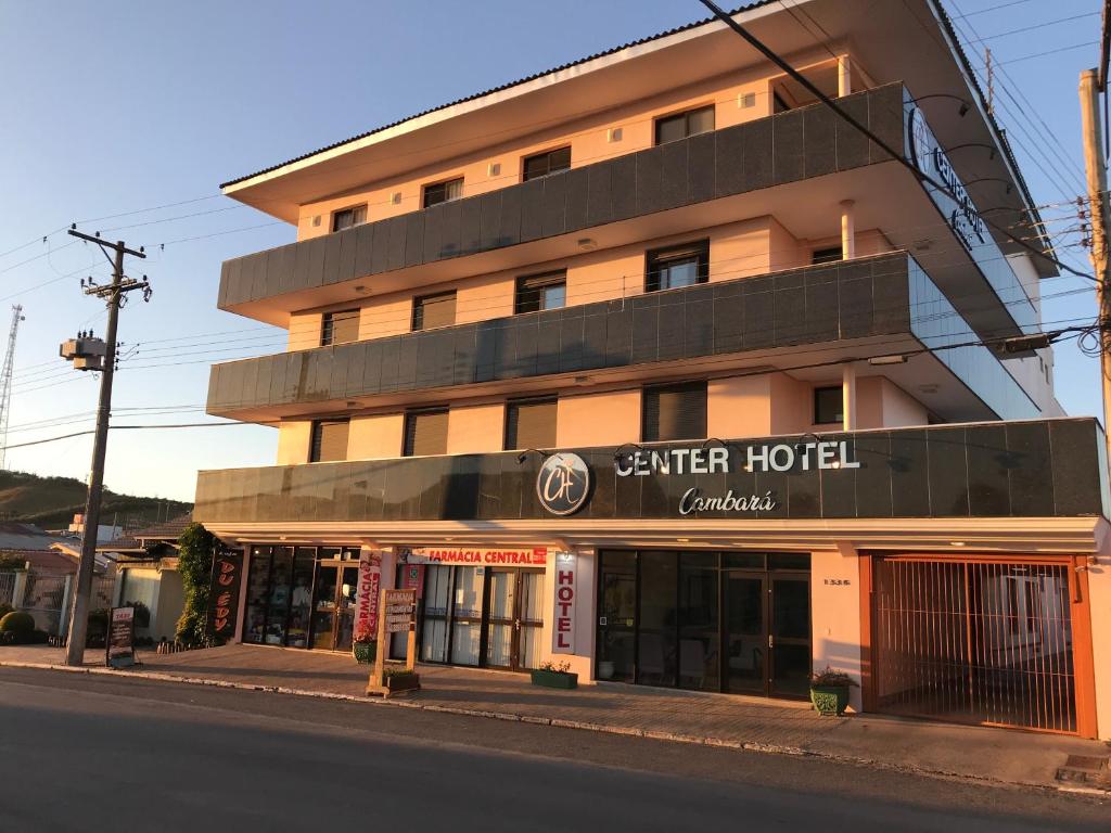 um edifício ao lado de uma rua em Center Hotel Cambará em Cambará