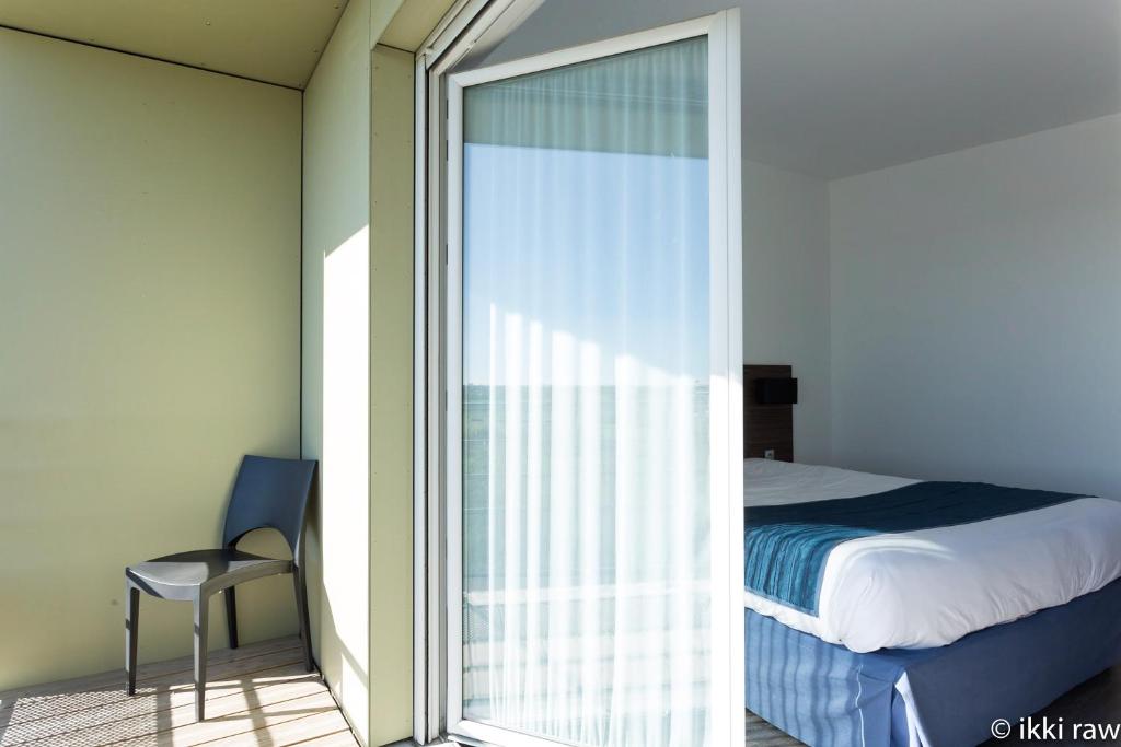 Postel nebo postele na pokoji v ubytování Hotel Libera Caen Colombelles