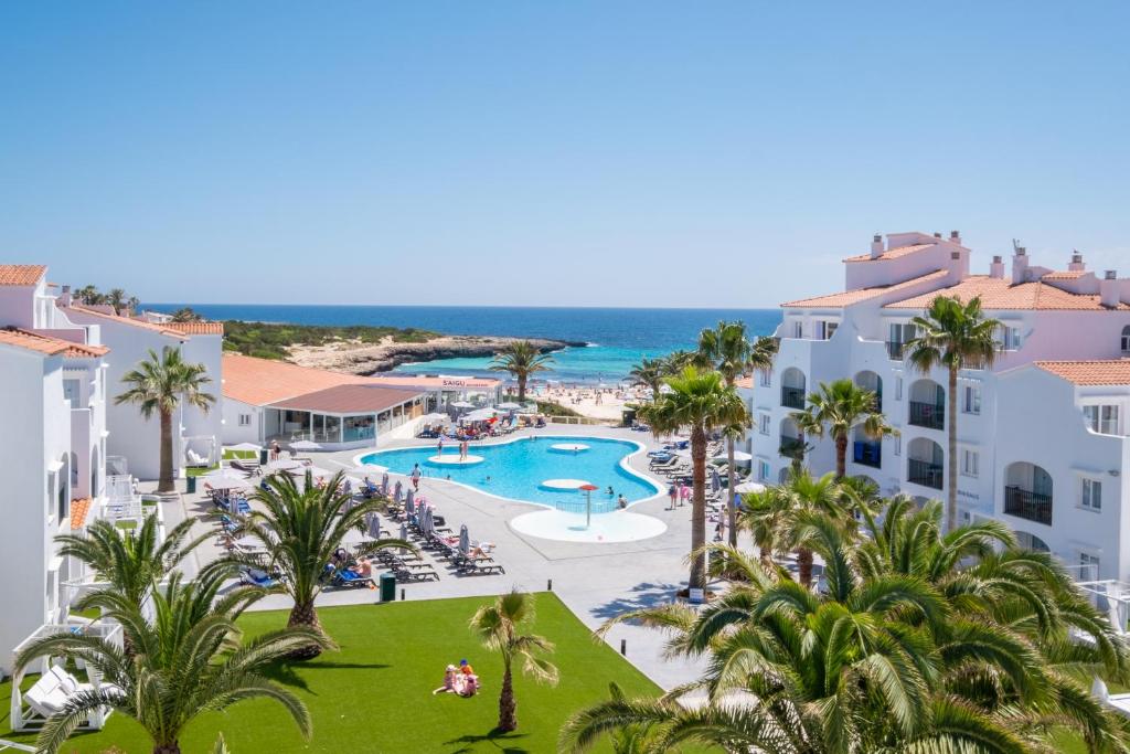 een luchtzicht op het zwembad van het resort bij Carema Beach Menorca in Cala'n Bosch