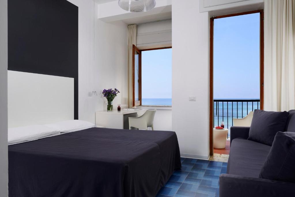 Postel nebo postele na pokoji v ubytování Hotel La Playa