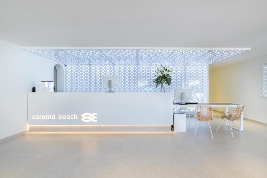 a white room with a table and chairs at FERGUS Style Carema Beach in Cala en Bosc