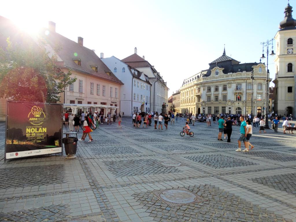 シビウにあるClassic Homeの街を歩く人々