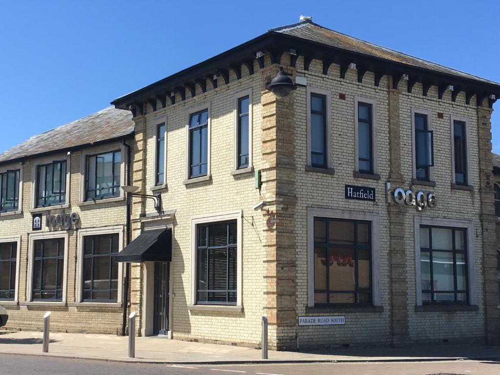 um velho edifício de tijolos na esquina de uma rua em Hatfield Lodge em Lowestoft