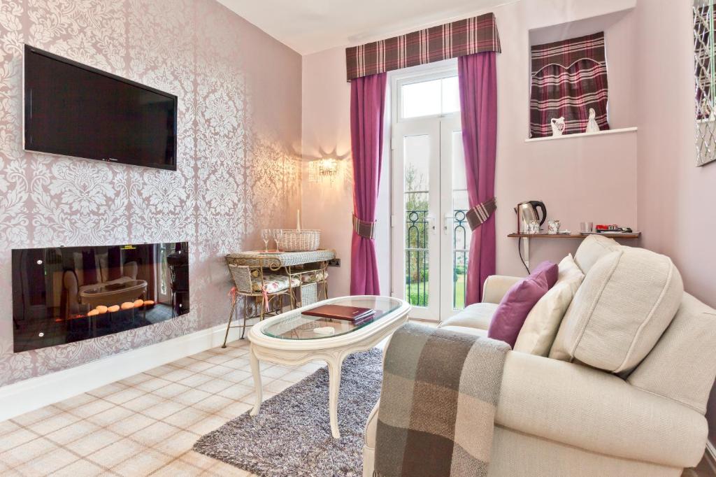 TV a/nebo společenská místnost v ubytování Bowness Bay Suites