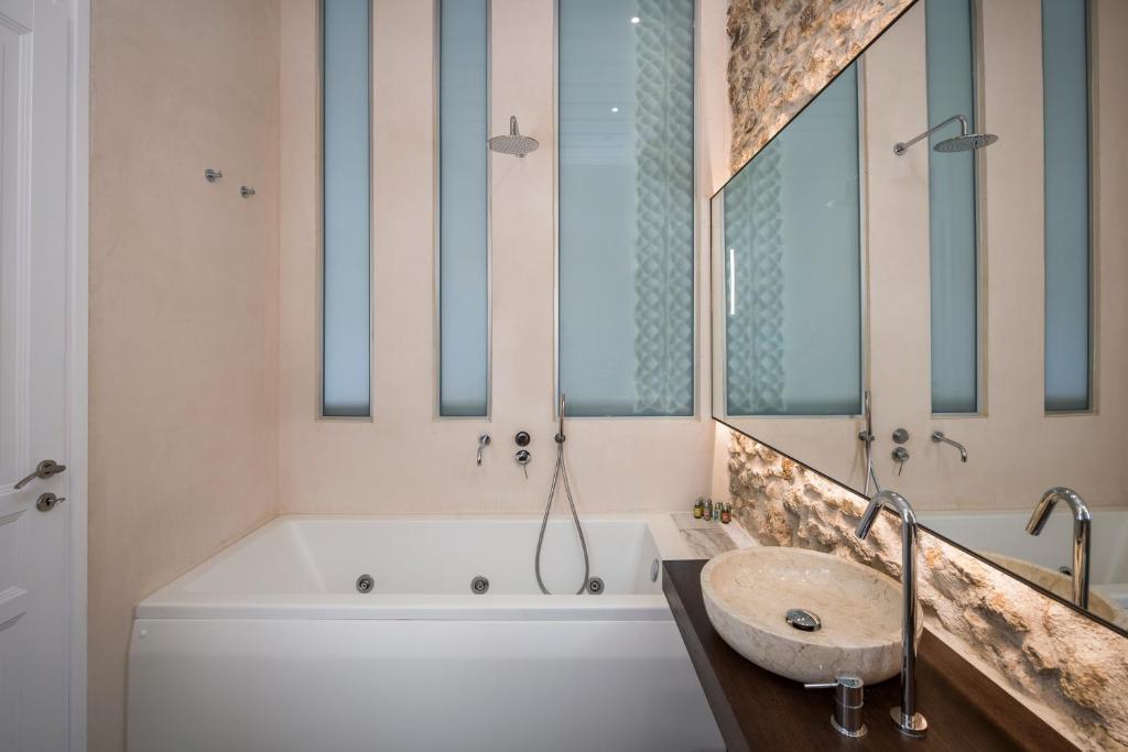 Kúpeľňa v ubytovaní Ambassadors Residence Boutique Hotel
