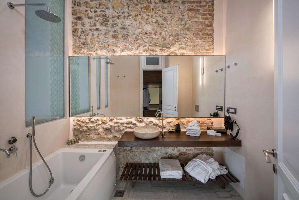 Kúpeľňa v ubytovaní Ambassadors Residence Boutique Hotel