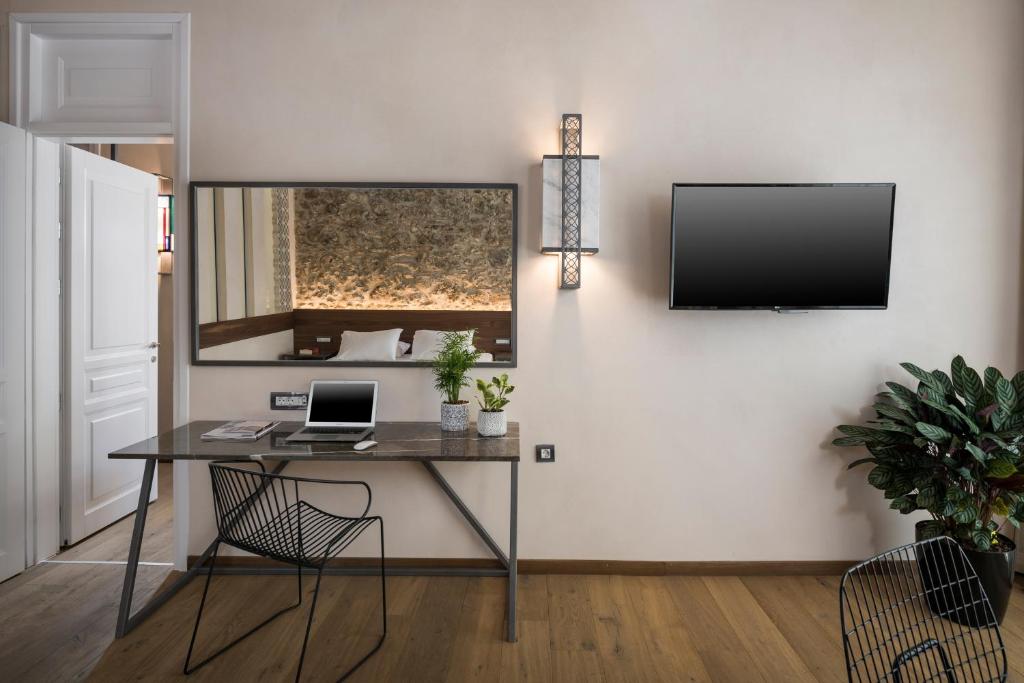 Televízia a/alebo spoločenská miestnosť v ubytovaní Ambassadors Residence Boutique Hotel