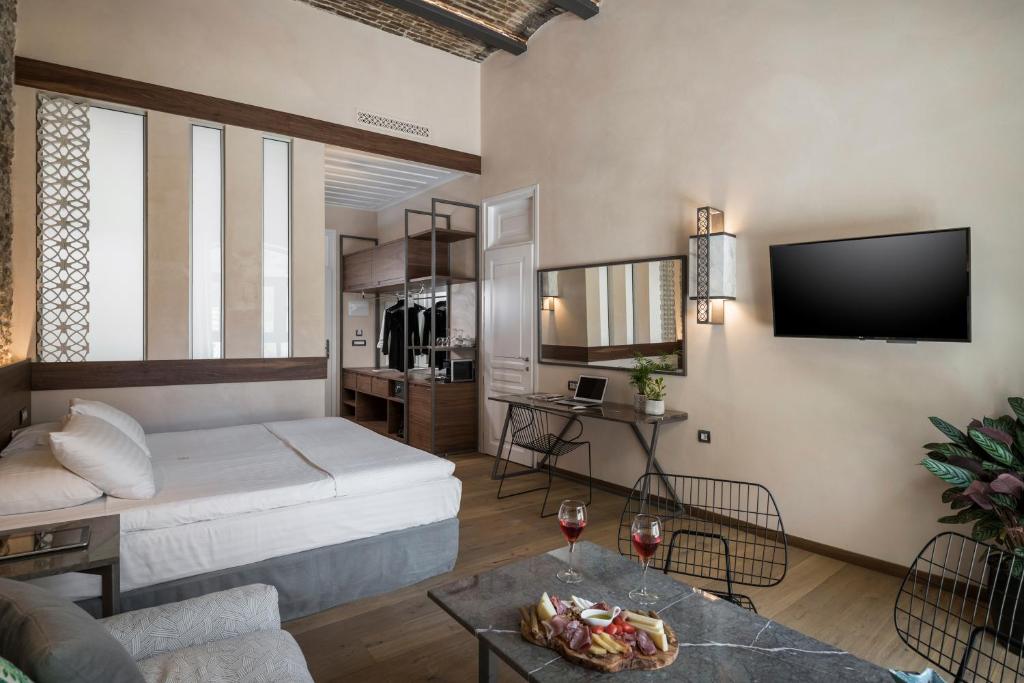 Televízia a/alebo spoločenská miestnosť v ubytovaní Ambassadors Residence Boutique Hotel