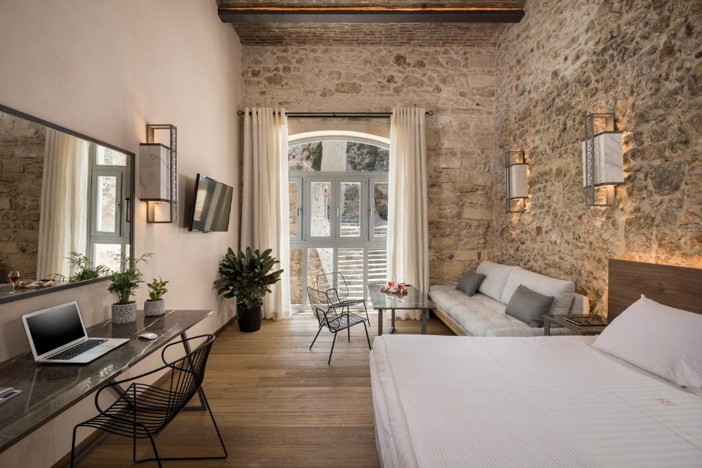 Posteľ alebo postele v izbe v ubytovaní Ambassadors Residence Boutique Hotel
