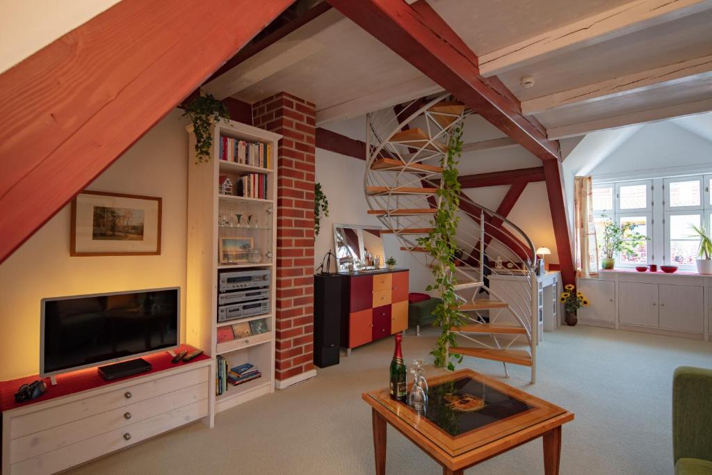 un salon avec un escalier et une chambre avec une table dans l'établissement Gäste-Maisonette Martinus, à Erfurt