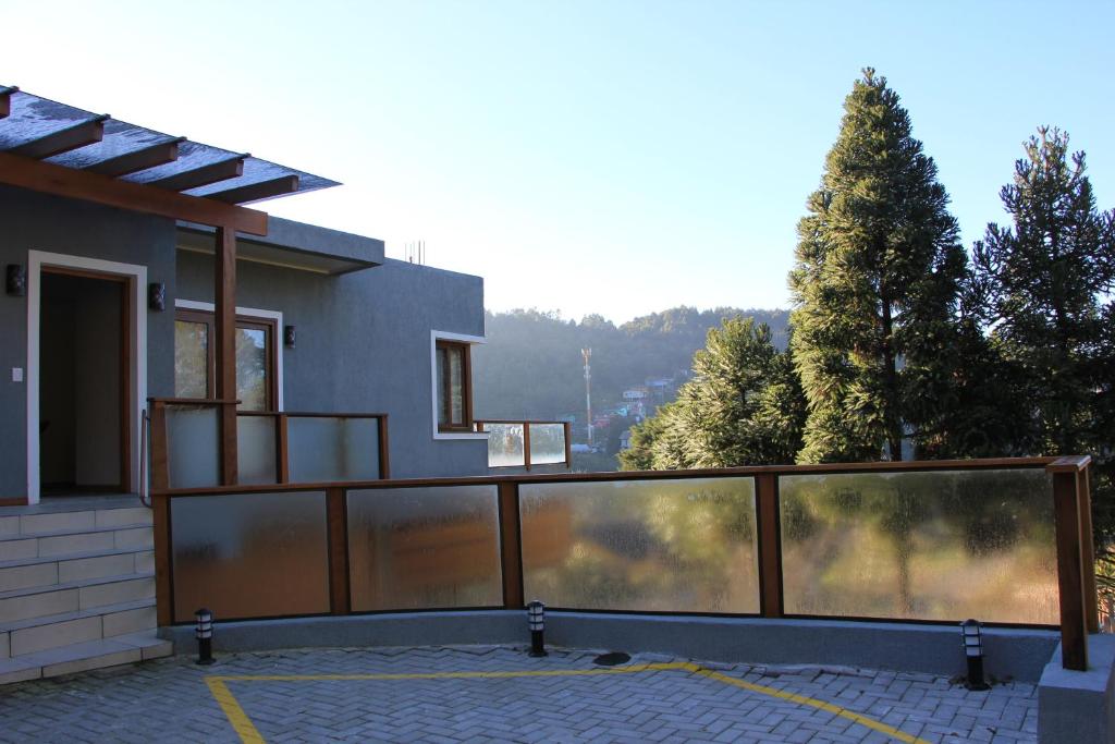 a house with a basketball hoop on the balcony at Apartamentos Zidane in Gramado