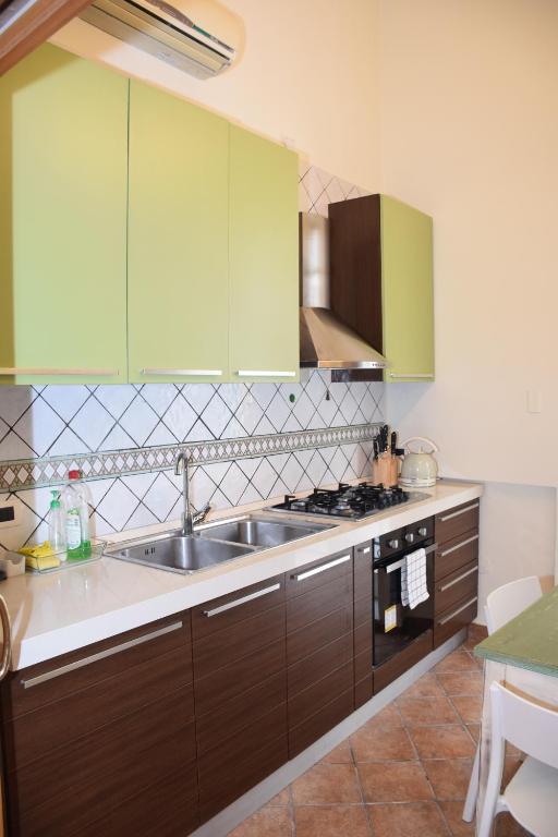A kitchen or kitchenette at le case della baia di Napoli