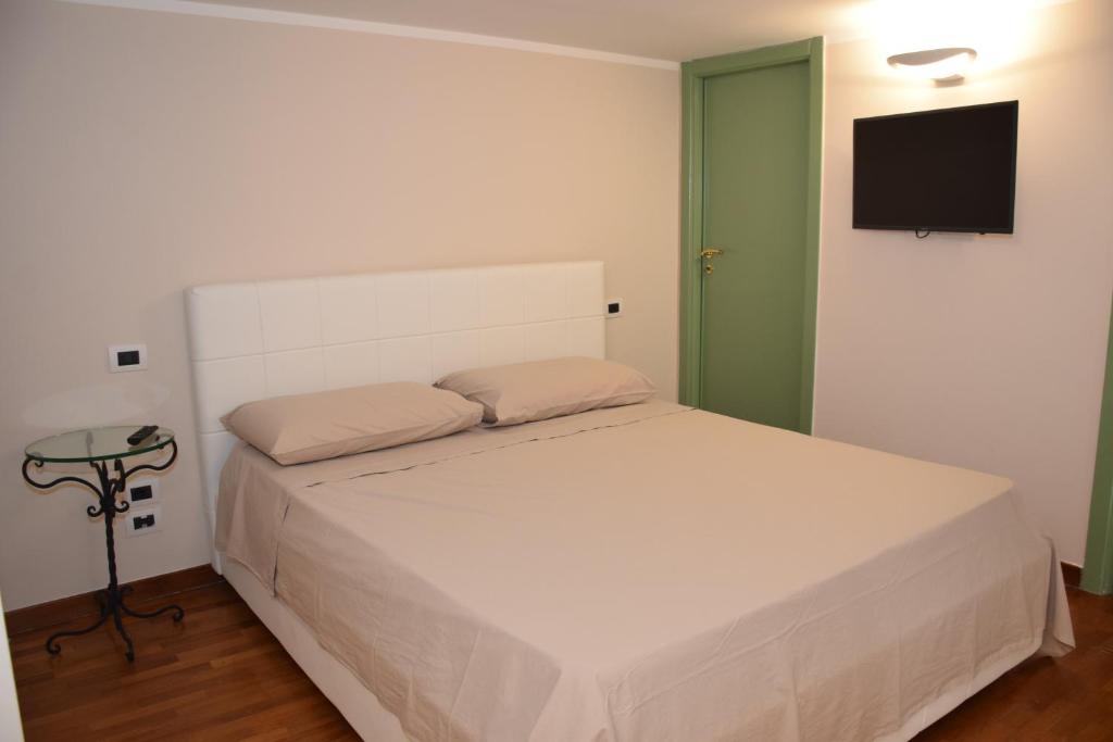 A bed or beds in a room at le case della baia di Napoli