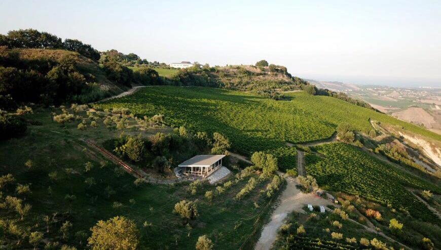 una vista aérea de una casa en una colina verde en Casa San Martino en Atri