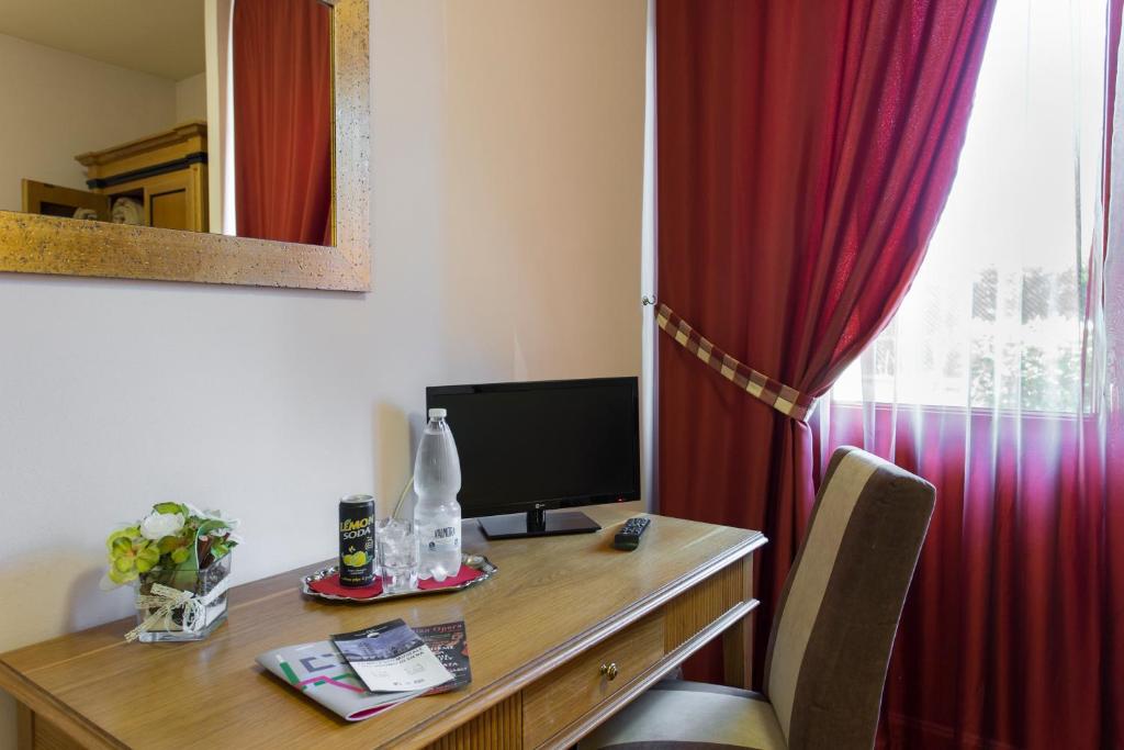 Televízia a/alebo spoločenská miestnosť v ubytovaní Hotel Il Giardino