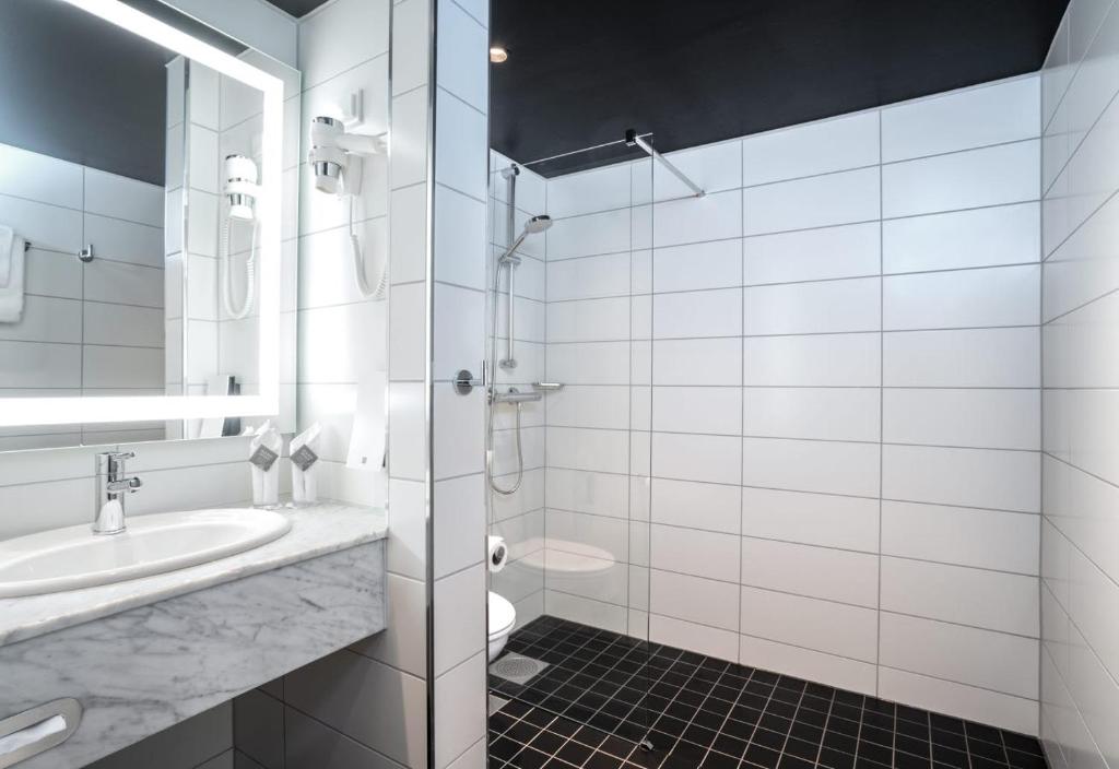 Koupelna v ubytování Thon Hotel Cecil