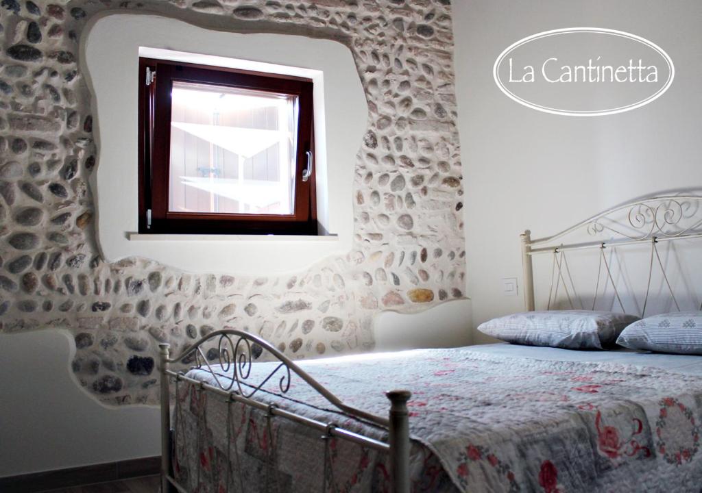 - une chambre avec un lit et une fenêtre dans l'établissement La cantinetta, à Goito
