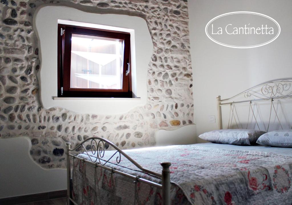 una camera da letto con un letto e una finestra di B&B La Piazzetta a Goito