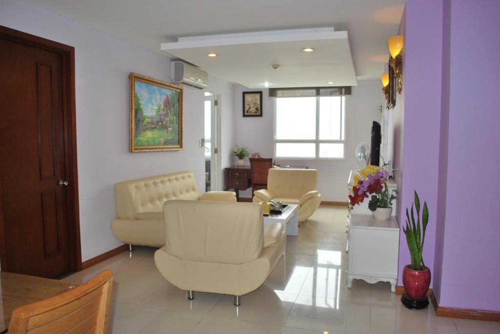 ein Wohnzimmer mit einem Sofa, Stühlen und einem Tisch in der Unterkunft Ductaigallery's Apt&Spacious-River View in Ho-Chi-Minh-Stadt