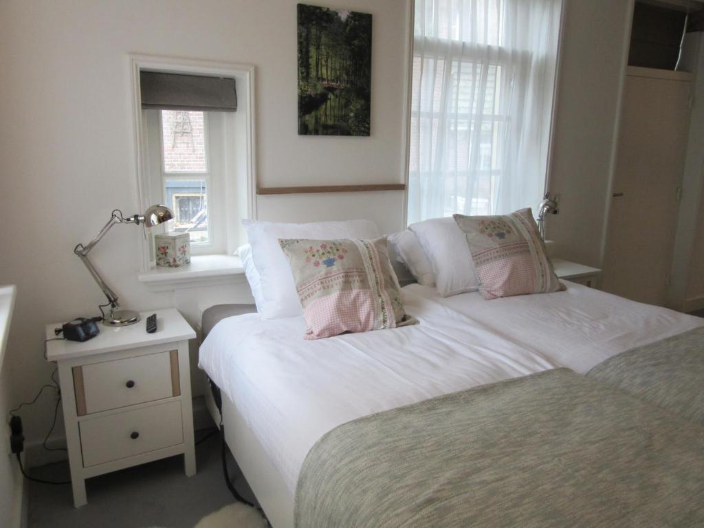 Кровать или кровати в номере Bakhuis Bij Hoestinkhof