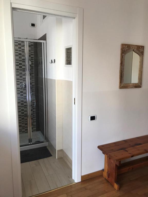 łazienka z kabiną prysznicową obok lustra w obiekcie Beija-Flor b&b w mieście Verano Brianza