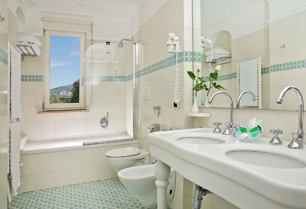 Koupelna v ubytování Grand Hotel Riviera