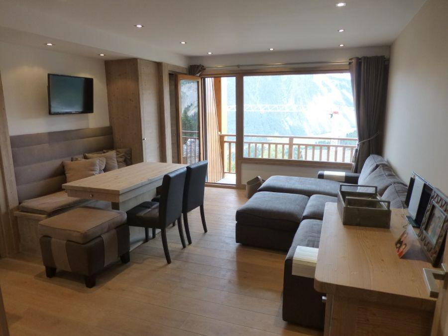 ein Wohnzimmer mit einem Sofa und einem Tisch in der Unterkunft Nogentil in Saint-Bon-Tarentaise