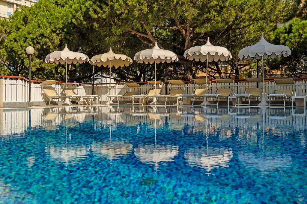 Bazén v ubytování Salus Smart & Chic Hotel nebo v jeho okolí