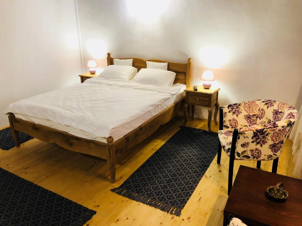 Un dormitorio con una cama, una silla y una mesa. en V. Apartment, en Sighişoara