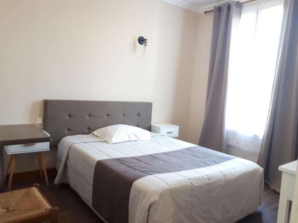 Postel nebo postele na pokoji v ubytování Hôtel Résidence Champerret
