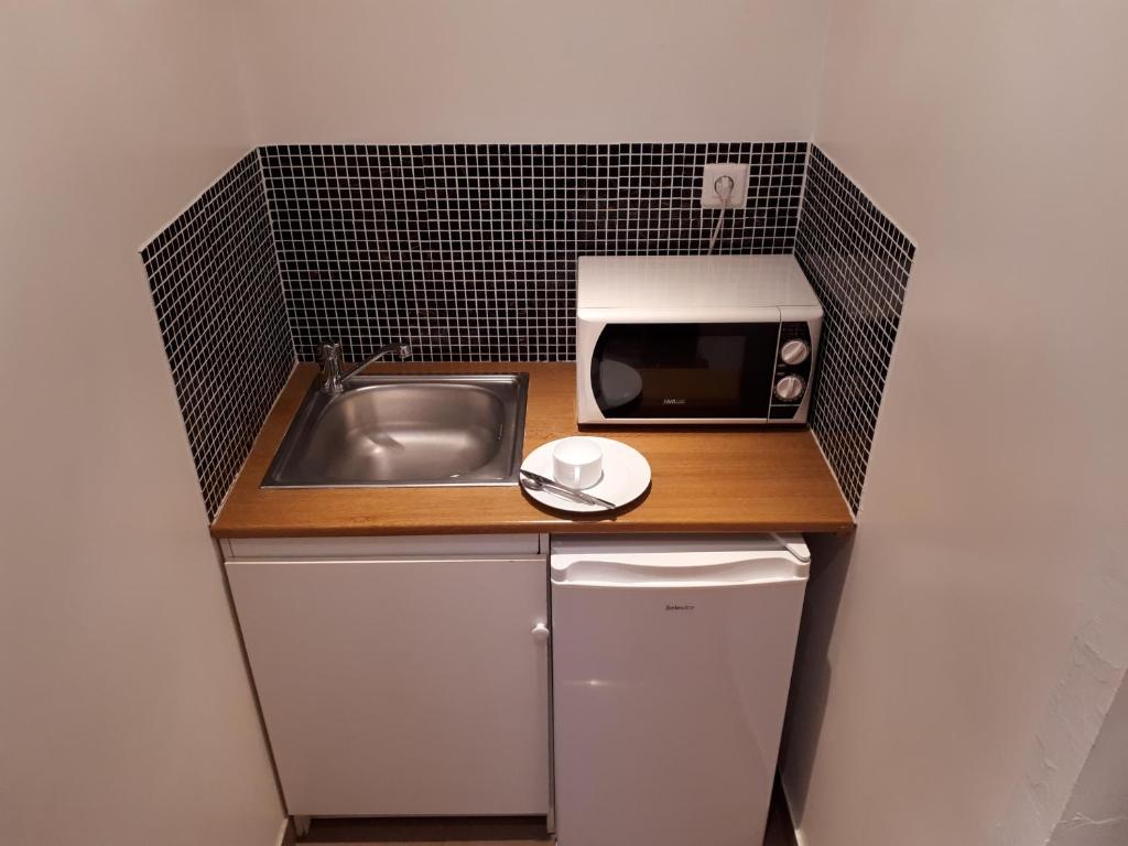 Kuchyň nebo kuchyňský kout v ubytování Hôtel Résidence Champerret