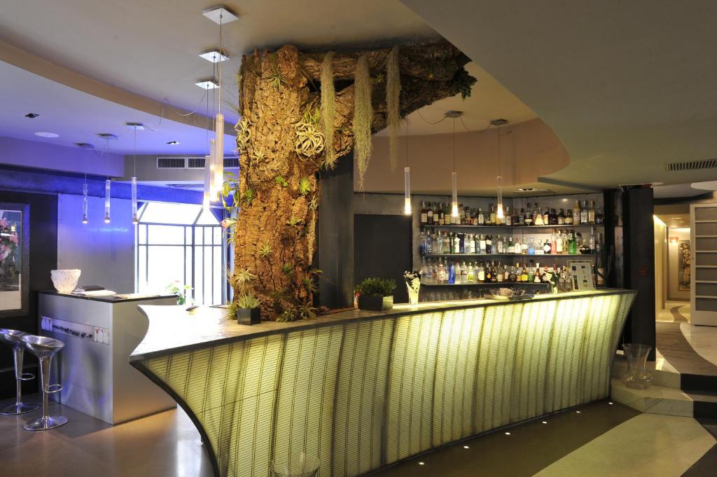 The lounge or bar area at Art Hotel Boston