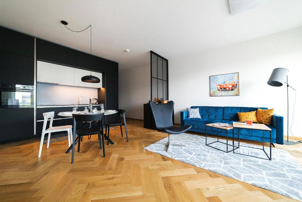 sala de estar con sofá azul y mesa en Modern Luxury Apartment in City Centre en Tallin