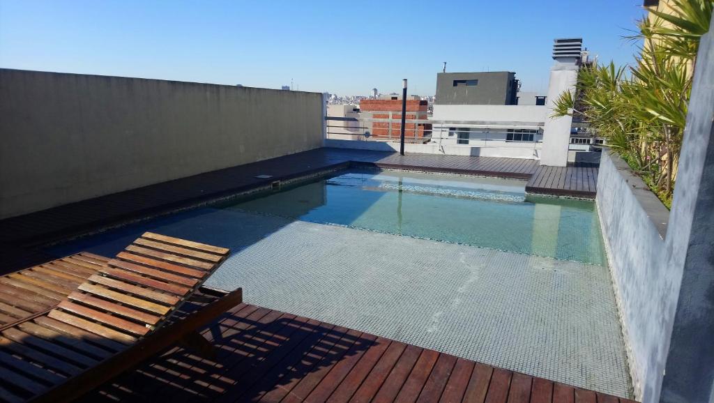 una piscina en la parte superior de un edificio en Corazón de Villa Crespo, en Buenos Aires
