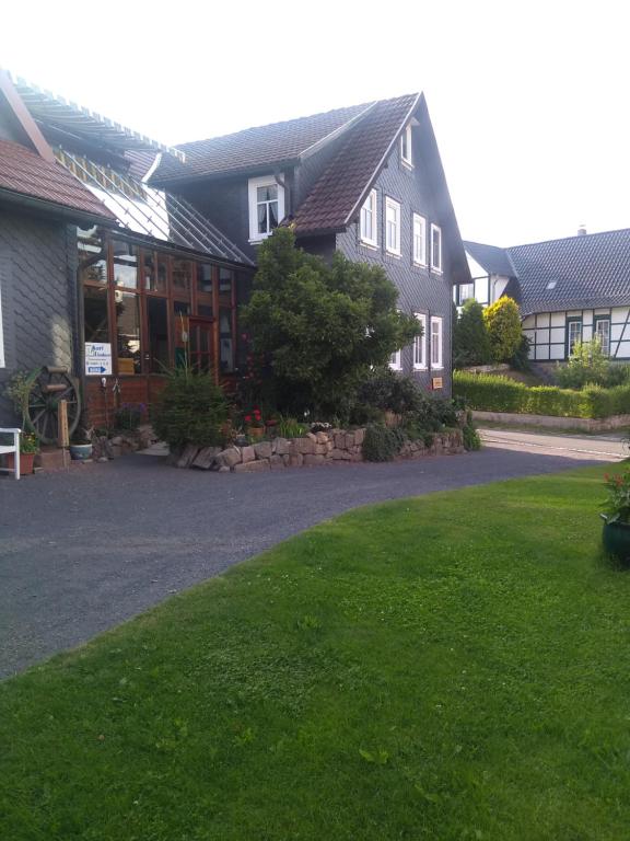 dom z zielonym trawnikiem przed nim w obiekcie Wellness-Fewo Lindner w mieście Erlau