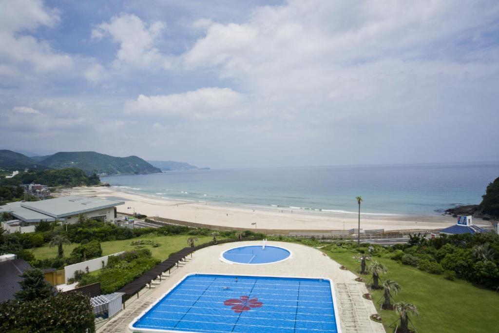 a view of the beach from a resort at Hotel Izukyu in Shimoda