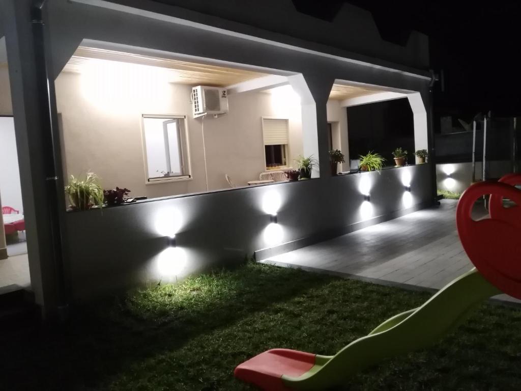 sala de estar con terraza con luces por la noche en Villa Andrea, en Catania