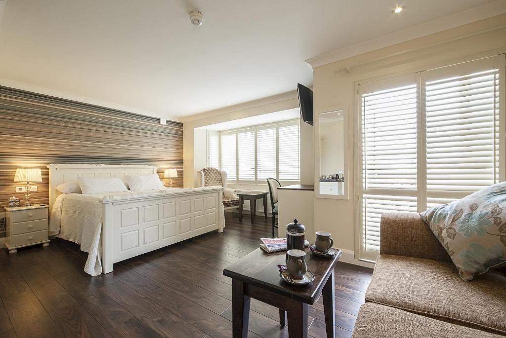 高威的住宿－Sea Breeze Lodge B&B Galway，一间卧室配有一张床、一张沙发和一张桌子