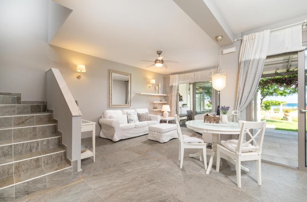 Ein Sitzbereich in der Unterkunft Ammouda Villas