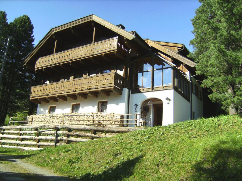 una casa grande en la cima de una colina en Haus Vucsina, en Turracher Höhe