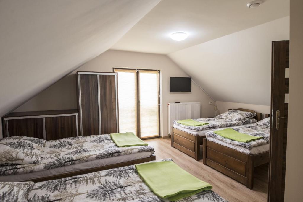 En eller flere senge i et værelse på Jurajskie Pokoje Pod Lasem