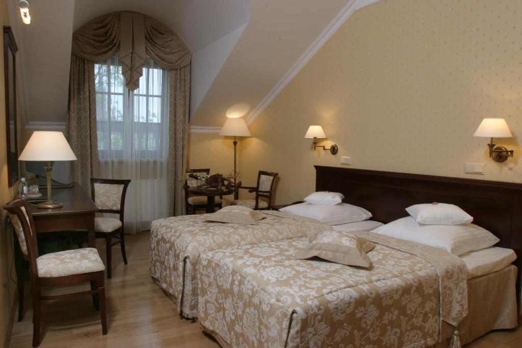 Postel nebo postele na pokoji v ubytování Hotel Branicki