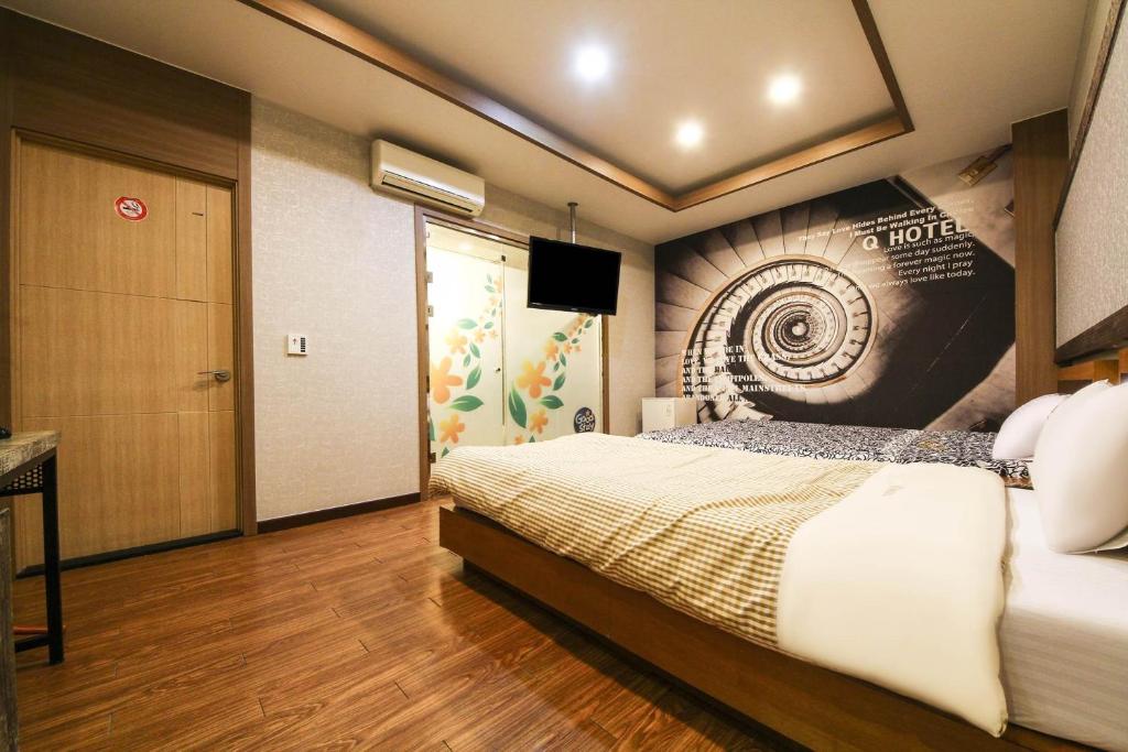 Postel nebo postele na pokoji v ubytování Q Hotel Yongin