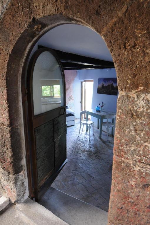 un arco que conduce a una habitación con una mesa en Giamevi House, en Vignanello