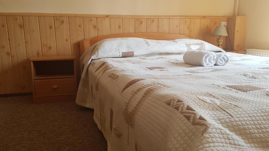 Posteľ alebo postele v izbe v ubytovaní Folwark Tumiany Pokoje & Restauracja