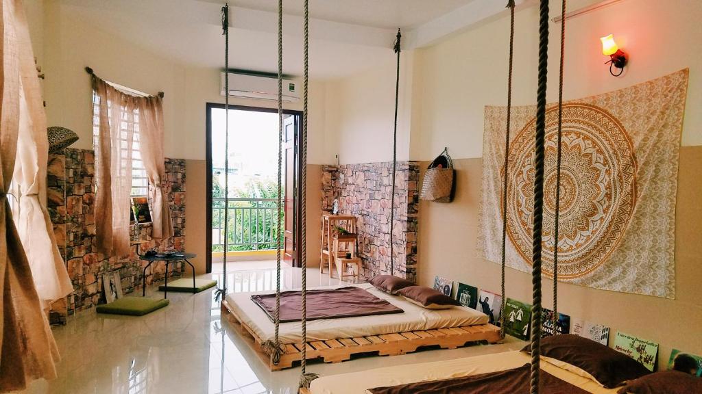 een kamer met een schommel in het midden van een kamer bij BAP.Homestay in Ho Chi Minh-stad