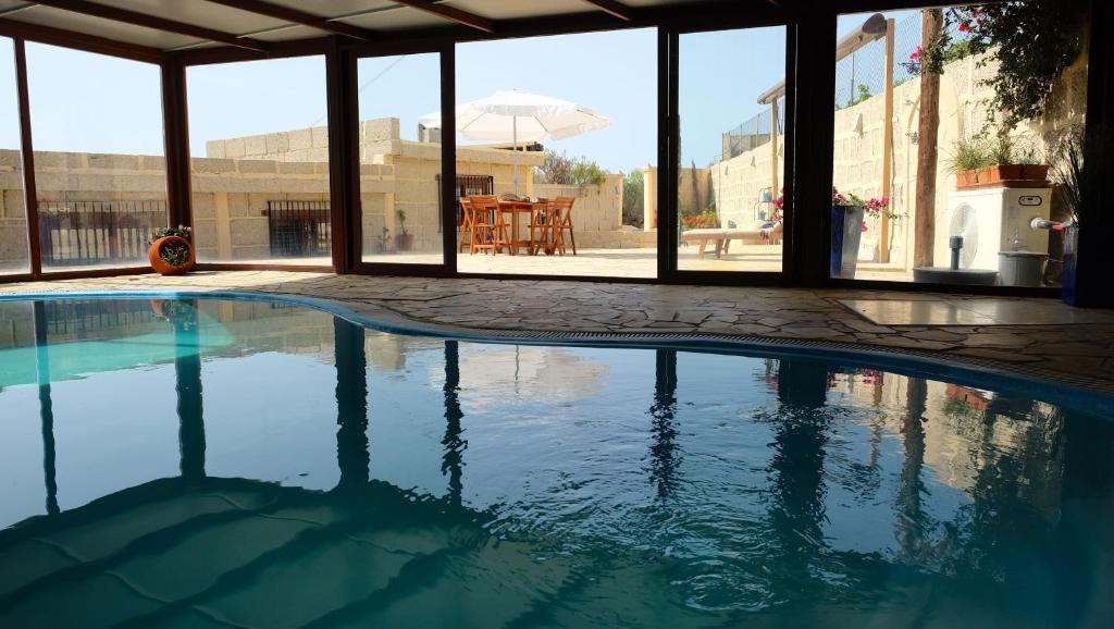 una piscina al centro di un edificio di Casa en finca de uva con piscina privada, cubierta y climatizada a La Degollada