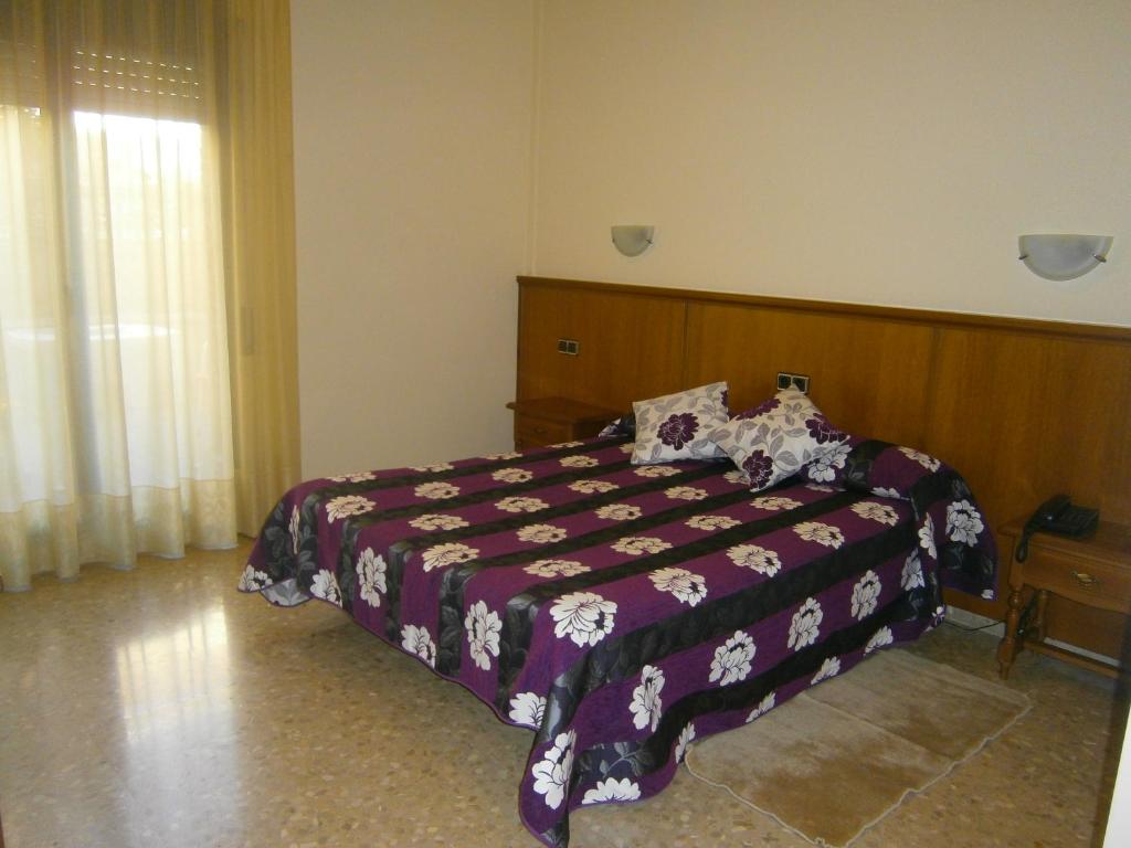 Postel nebo postele na pokoji v ubytování Hotel Reina Isabel