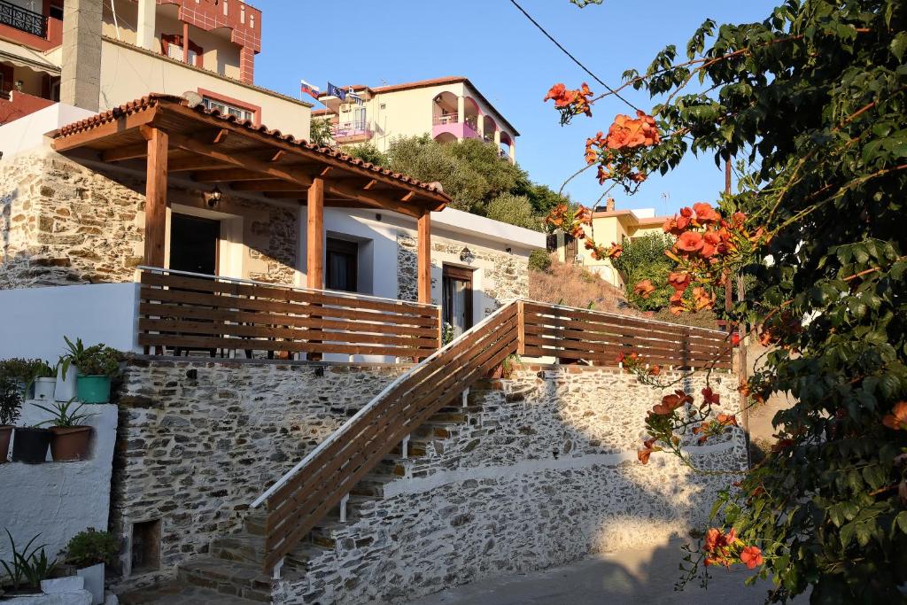 een huis aan de zijkant van een heuvel met trappen bij Villa Anna in Balíon